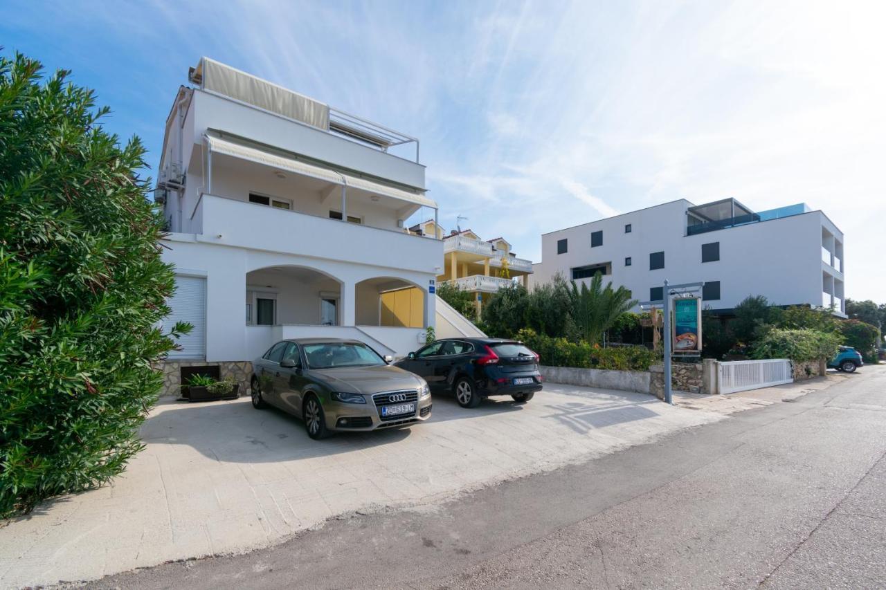 Apartments By The Sea Mandre, Pag - 4093 コラン エクステリア 写真