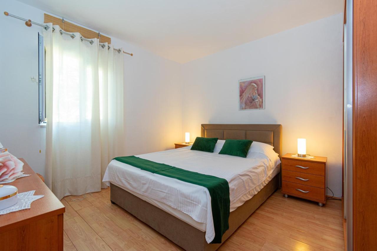 Apartments By The Sea Mandre, Pag - 4093 コラン エクステリア 写真